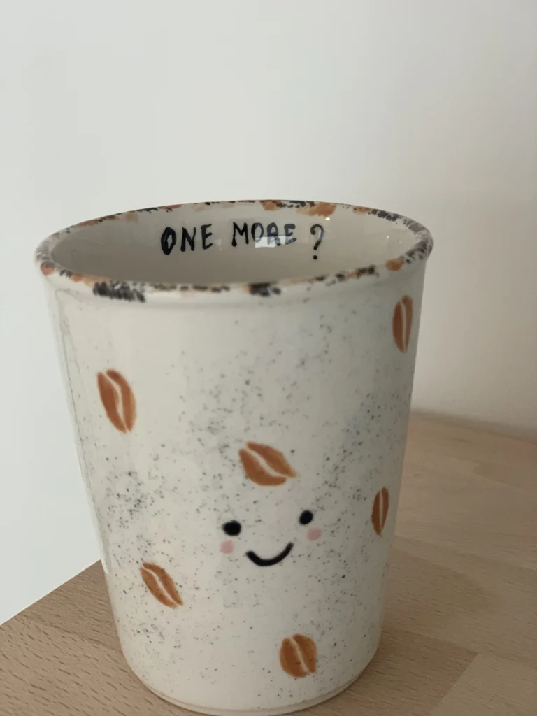 tasse céramique sans anse avec grain de café