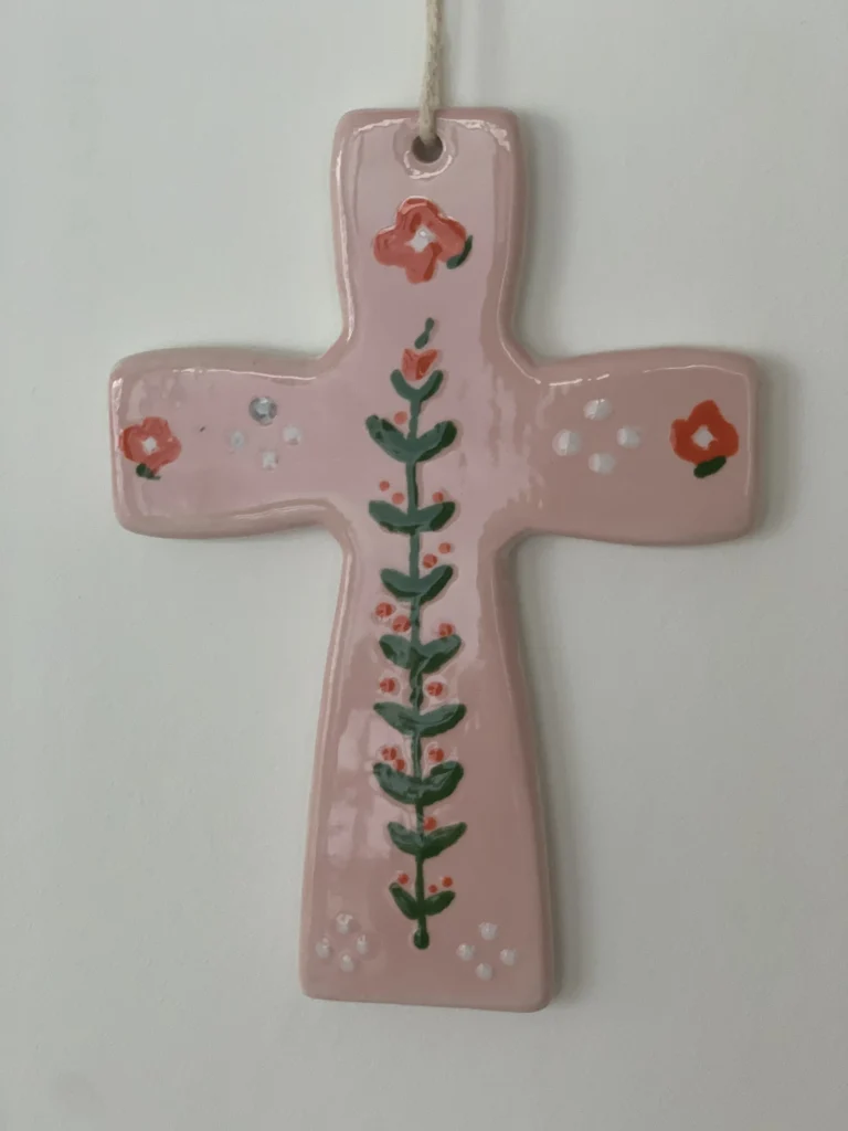 croix décoratrice en céramique
